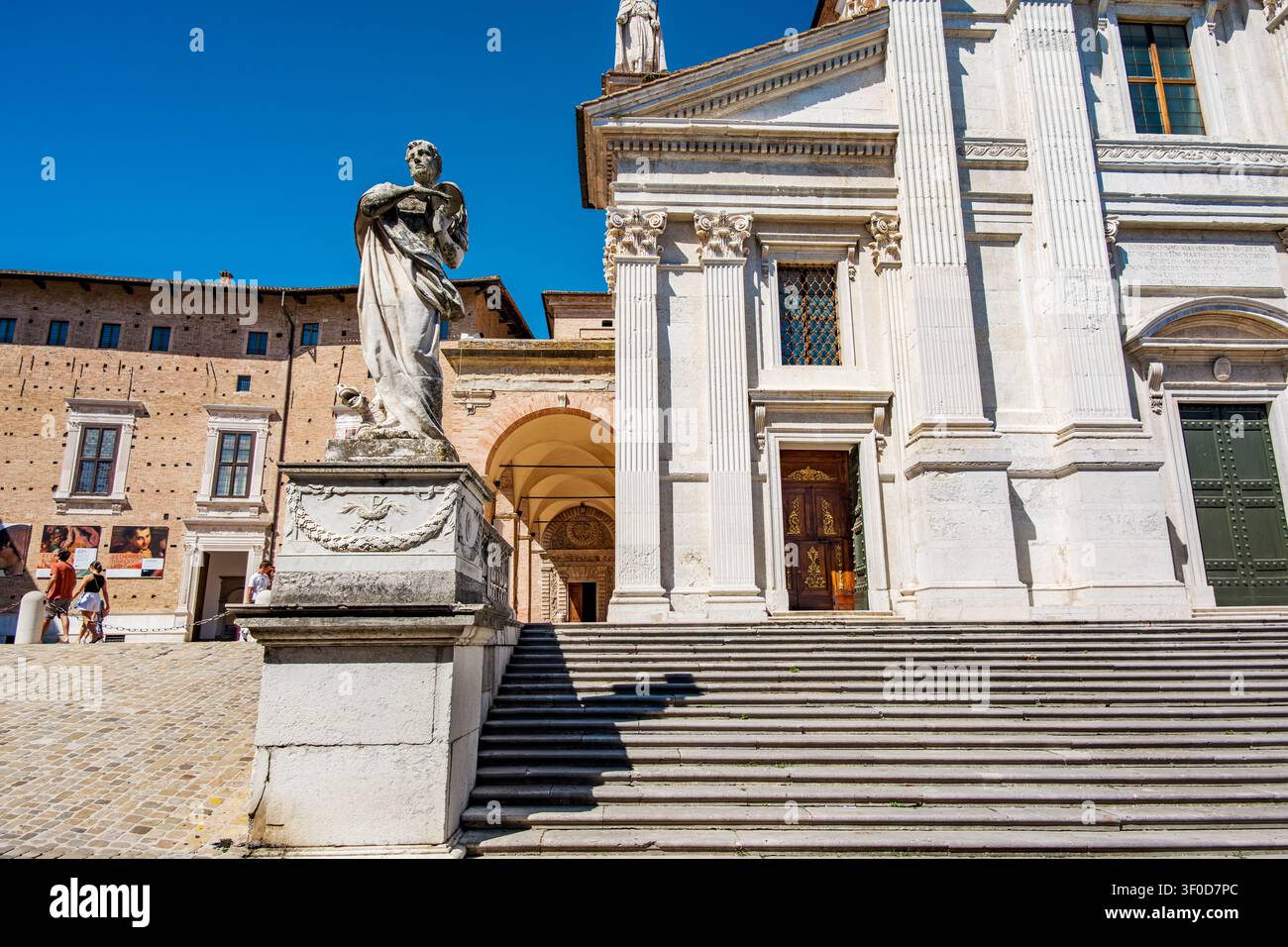 Stufen des Duomo in Urbino mit Statue und historischer Architektur Stockfoto