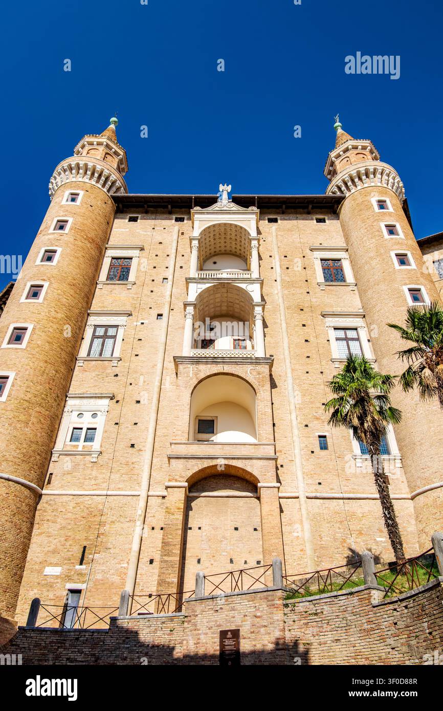 Urbino Palazzo Ducale zeigt historische Renaissance-Architektur und Zwillings­türme Stockfoto