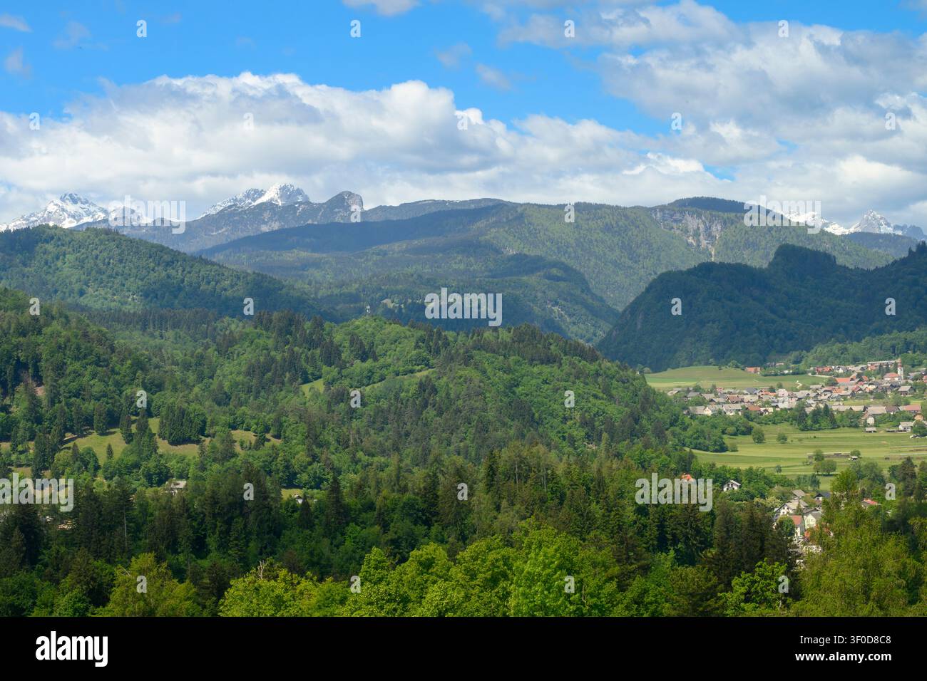 Das Mnilo-Gebiet von Bled, Slowenien. Mlino liegt im südlichen Teil von Bled, über dem südlichen Ufer des Bled-Sees. Stockfoto