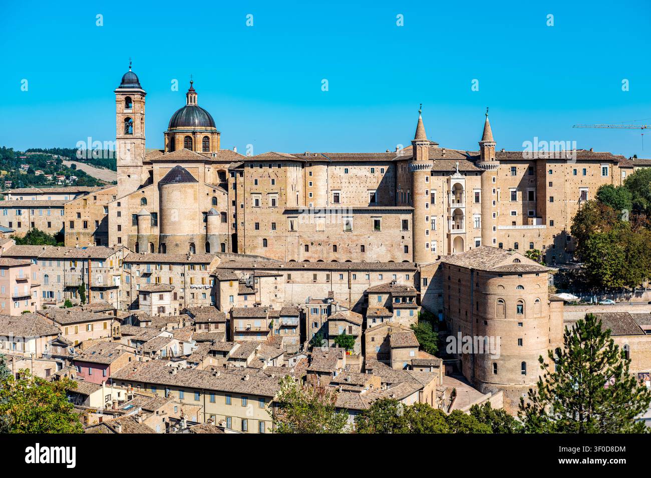 Herzogspalast und Kathedrale von Urbino mit Blick auf die alten Stadtdächer Stockfoto
