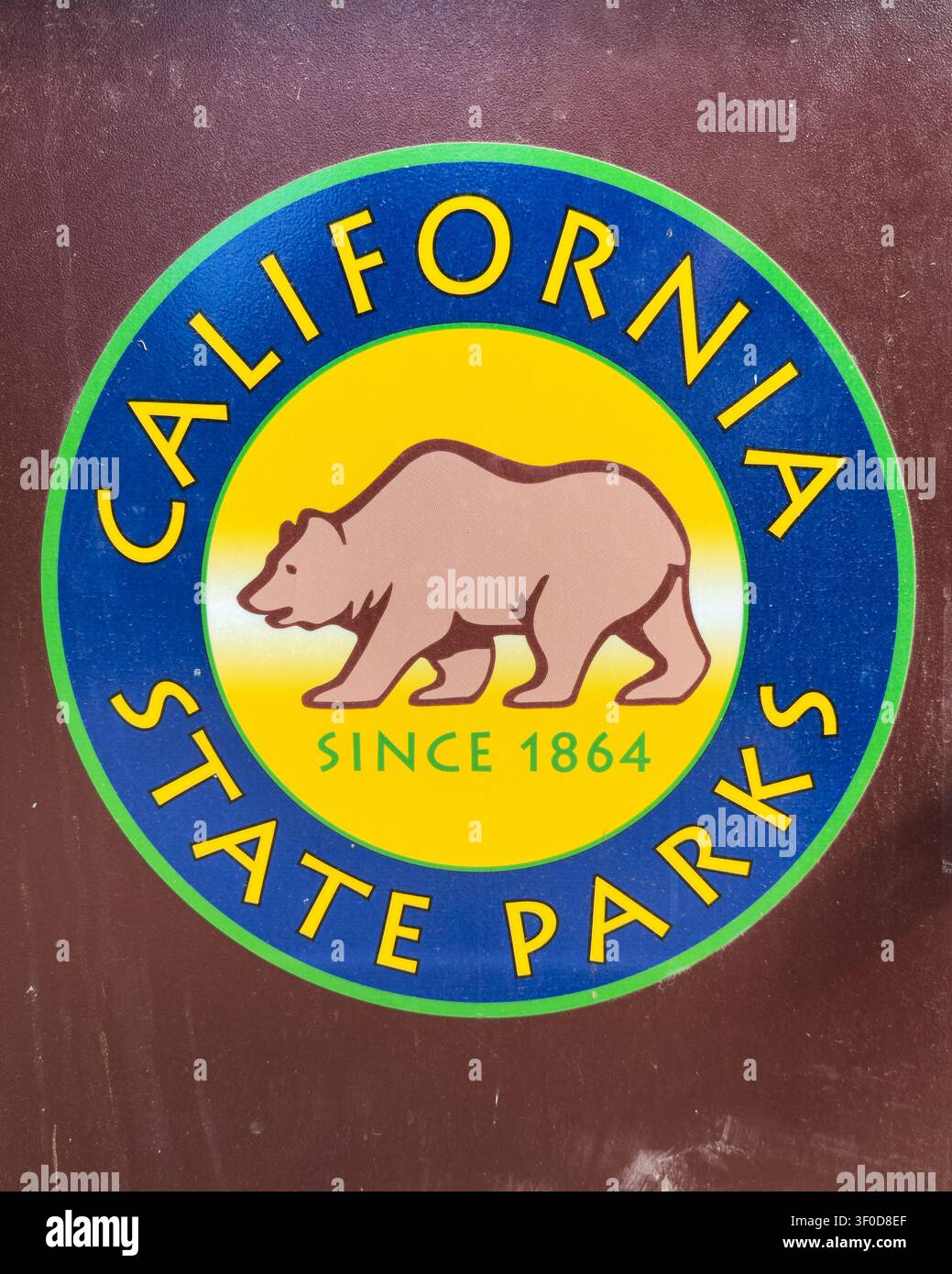 Carmel, CA, USA - 14. Juni 2026; Symbol der California State Parks mit Bärenlogo und der Jahreszahl seit 1864 auf einem Metallhintergrund im Freien Stockfoto