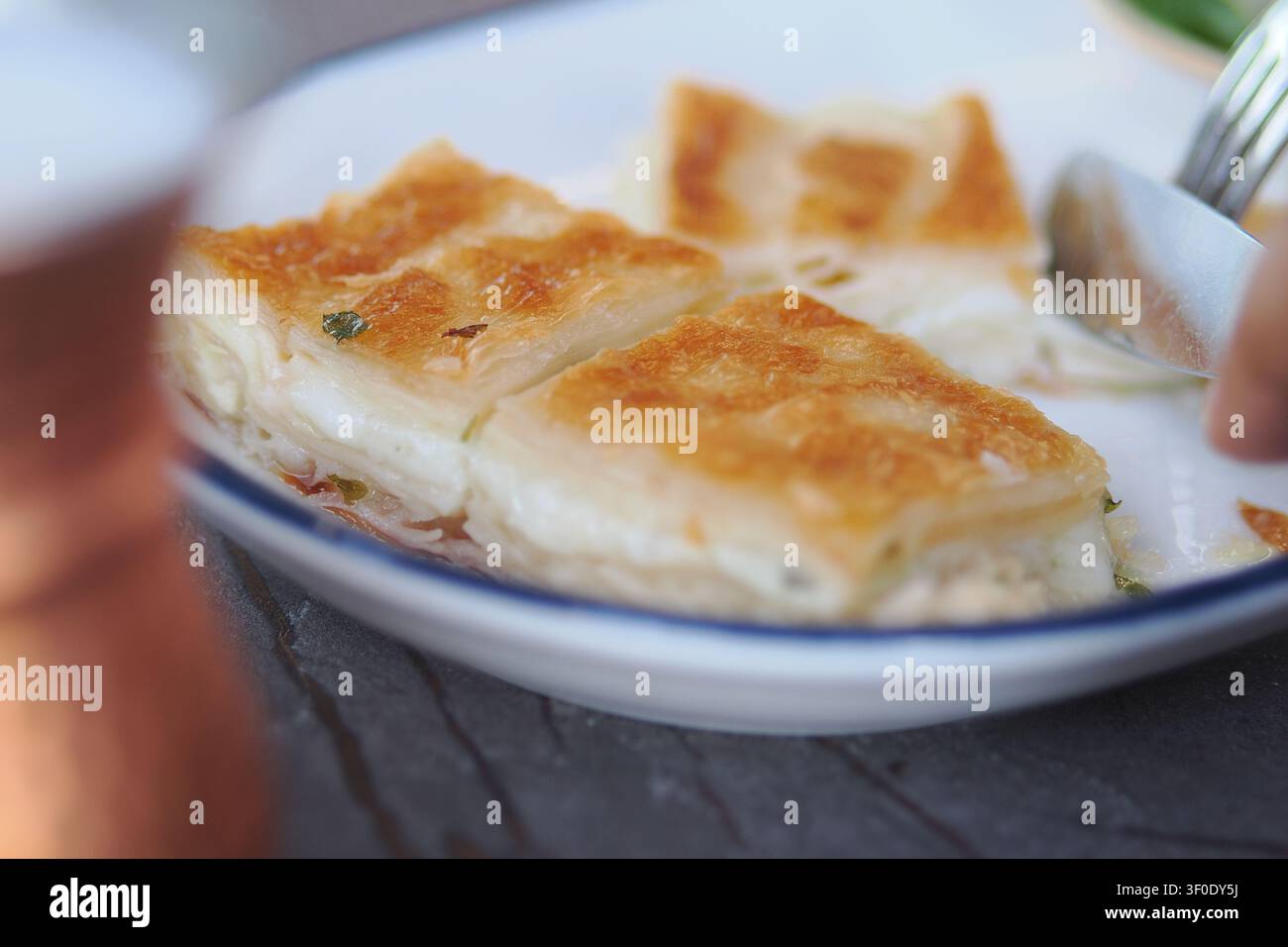 Köstliche Schichten von türkischem Borek fangen einen leckeren Moment ein Stockfoto