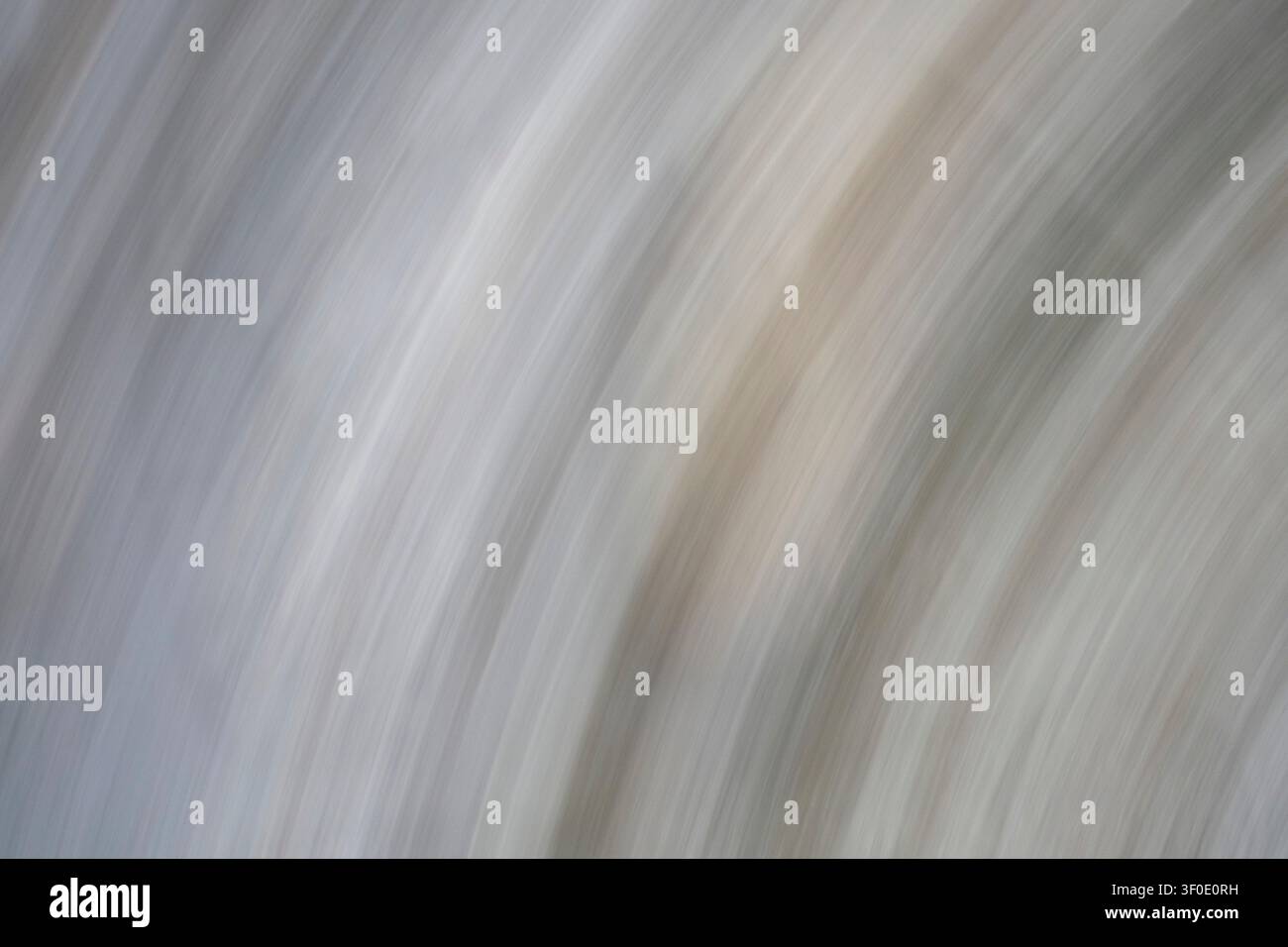 Abstrakte ICM-Fotografie (Intentional Camera Movement) mit einem fließenden Übergang von kühlen Grautönen, Perlmuttweiß und Taubengrau. Weiche Bewegungsunschärfe erzeugt eine Stockfoto