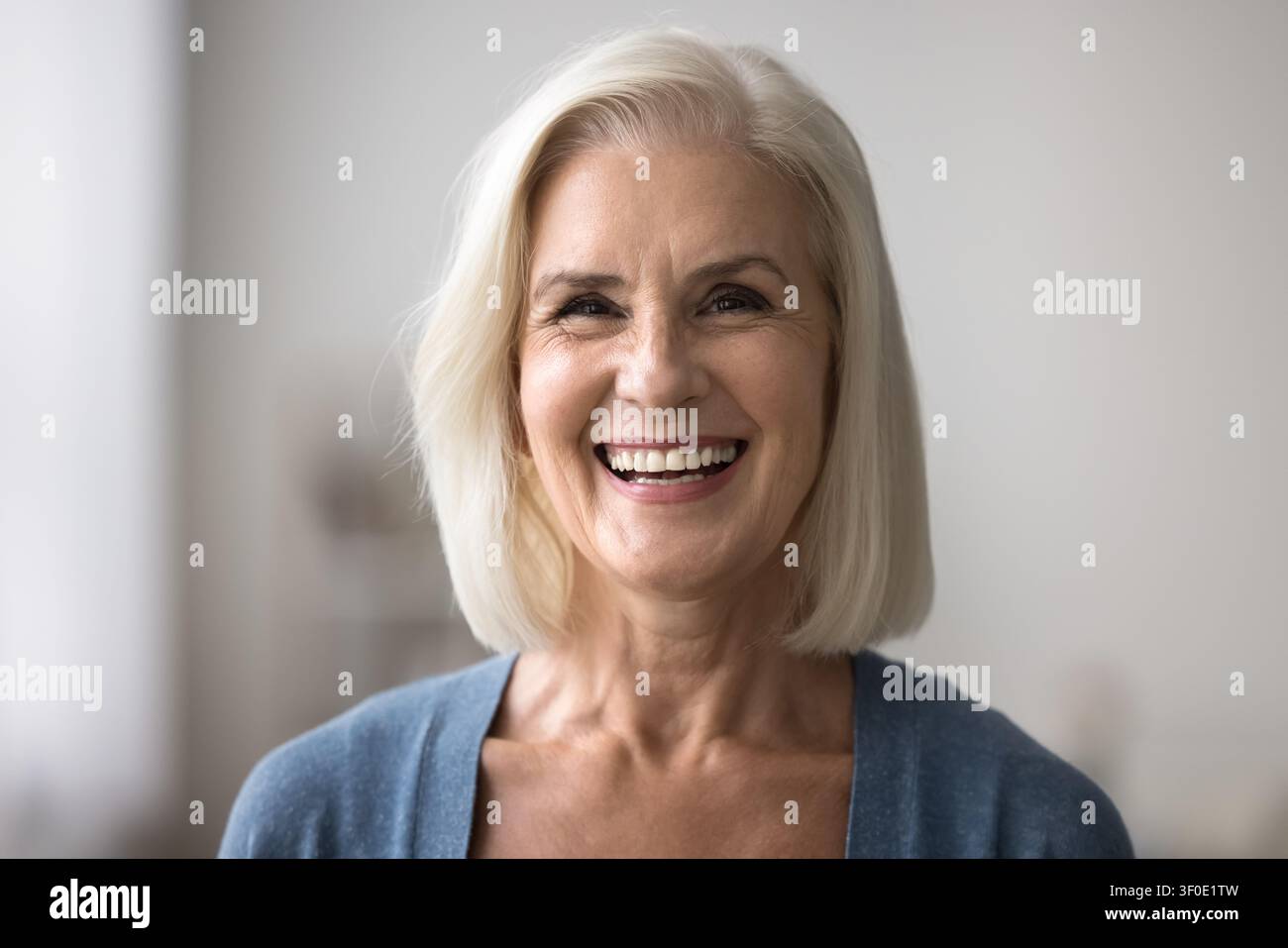 Porträt mit lächelndem Gesicht einer attraktiven Frau mittleren Alters Stockfoto