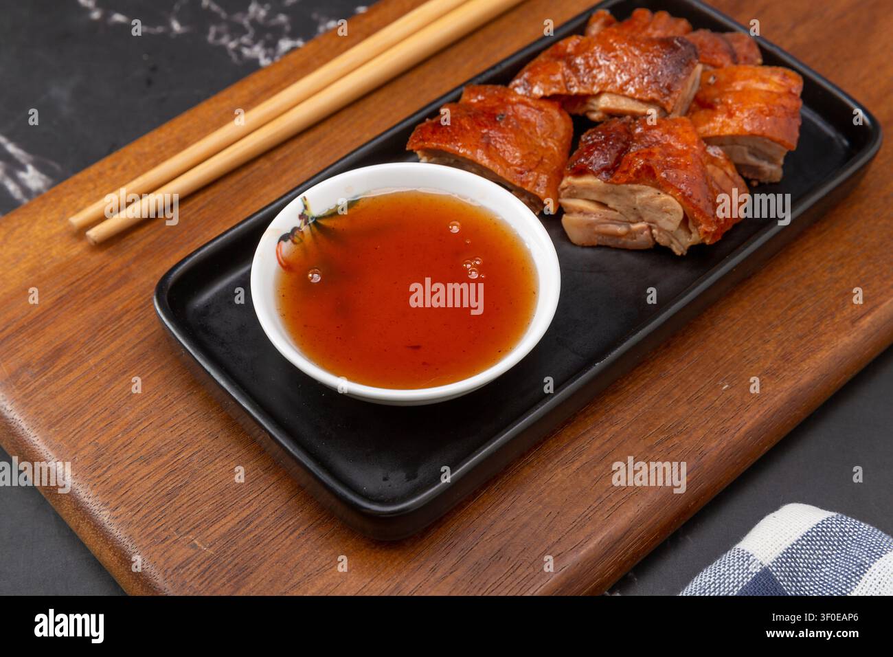 Gebratene Ente mit Pflaumensauce-Dip im traditionellen chinesischen Stil Stockfoto
