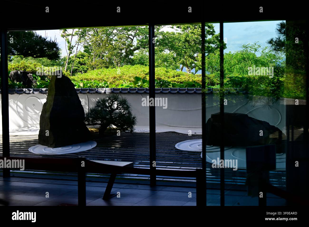 Zeitgenössischer japanischer Steingarten, gesehen durch die Glaswände der Nihondaira Yume Terrasse in Shizuoka, Japan. Entworfen vom renommierten Architekten Kengo K Stockfoto