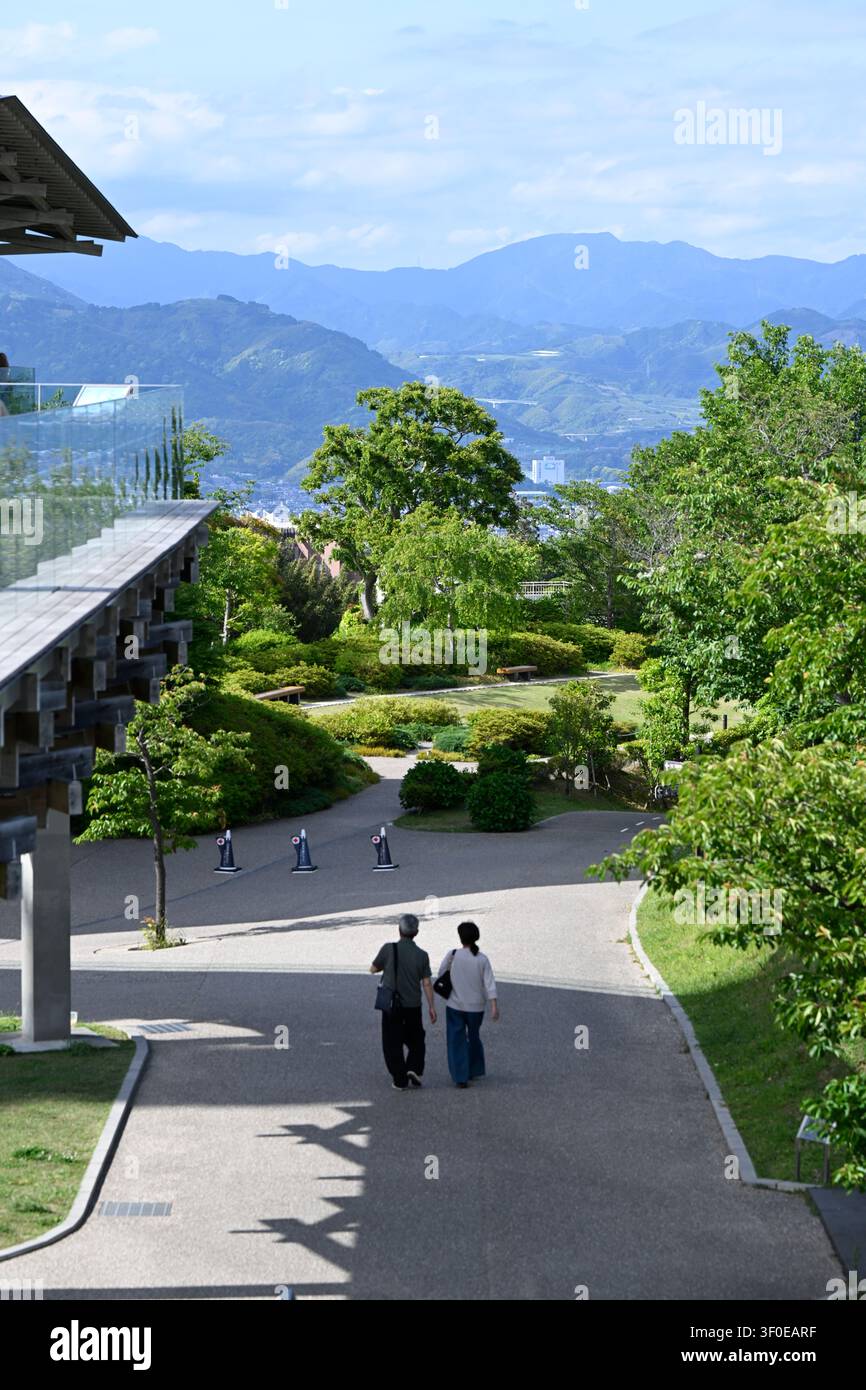 Besucher schlendern durch die gepflegten Gärten rund um die Nihondaira Yume Terrace in Shizuoka, Japan. Entworfen vom renommierten Architekten Kengo Kuma, die Stockfoto