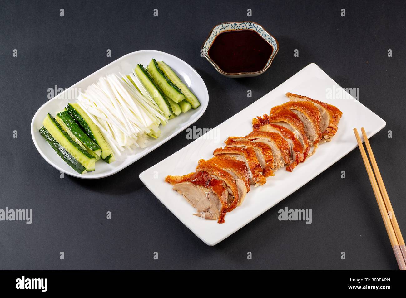 Pekingente, holzgebraten, mit knuspriger Haut im traditionellen Stil Stockfoto