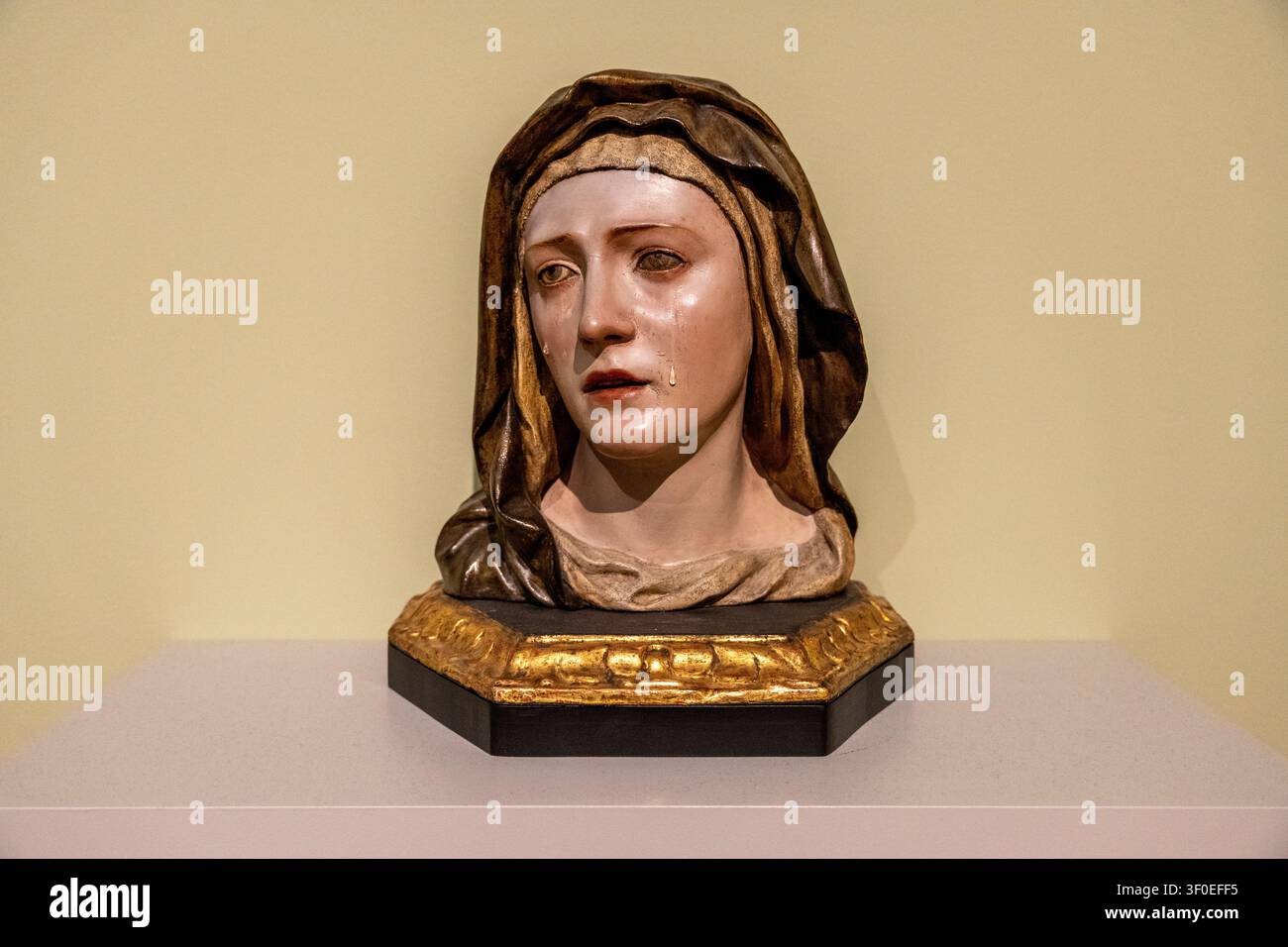 Berlin, Deutschland - 23. Mai 25: Nahaufnahme einer gemeißelten Büste der trauernden Madonna mit einer Träne auf der Wange, ausgestellt im Bode-Museum in Berlin, Ge Stockfoto
