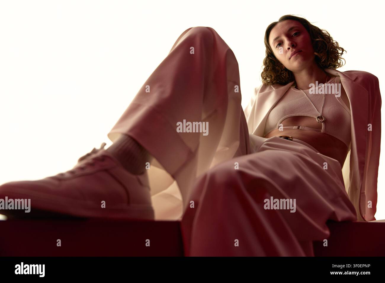 Porträt einer erwachsenen Frau, die im Fashion-Editorial-Stil posiert Stockfoto
