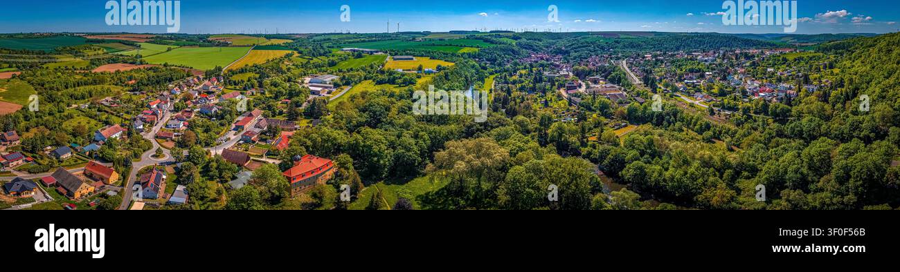 Panorama von Camburg und Tümpling, Landschaft mit Bäumen, Feldern und Häusern im Saale-Holzland-Kreis von Thüringen Stockfoto