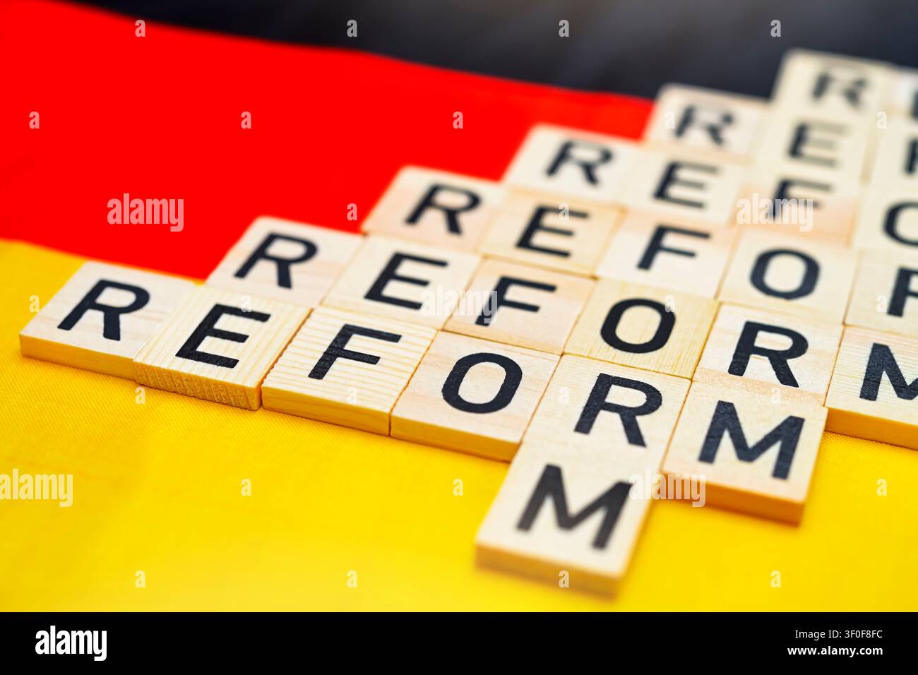 Briefe bilden die Beschriftung Reform auf der deutschen Flagge, symbolische Aufnahme für Reformen und Reformpaket in Deutschland Stockfoto
