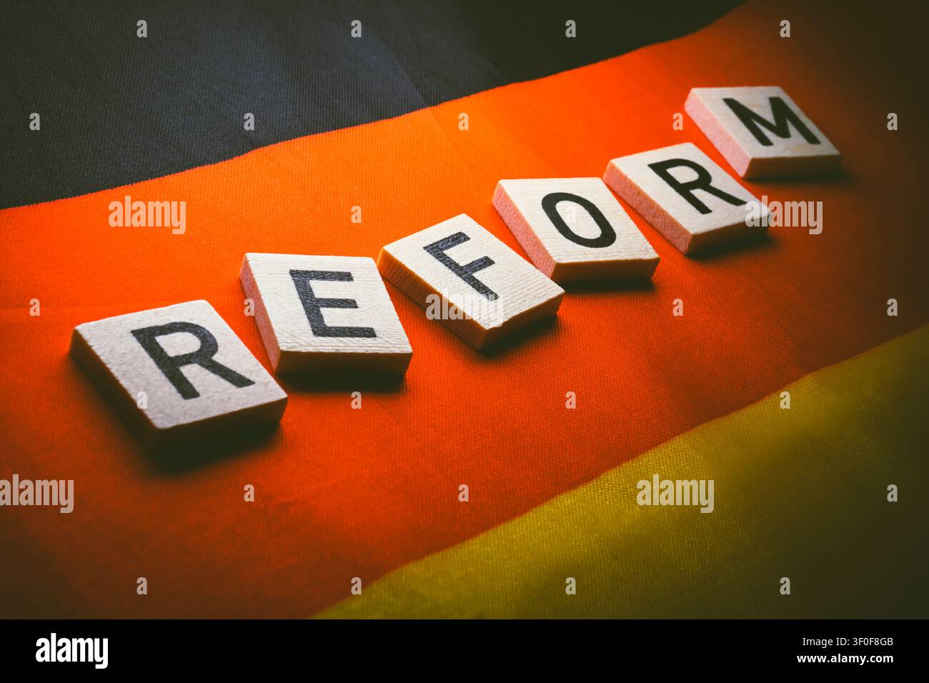 Briefe bilden die Beschriftung Reform auf der deutschen Flagge, symbolische Aufnahme für Reformen und Reformpaket in Deutschland Stockfoto