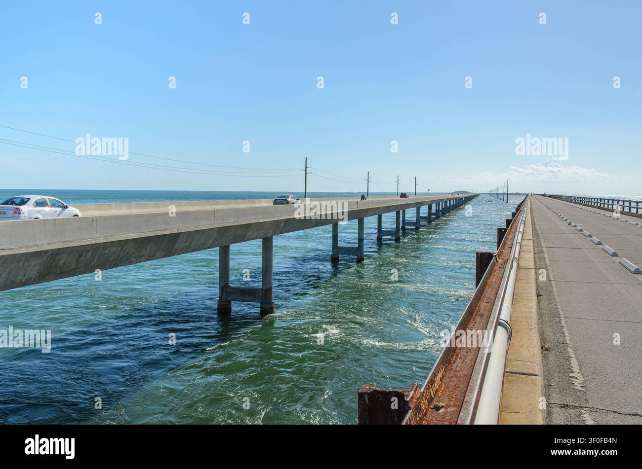 Die Seven Mile Bridge (links) ist die längste Brücke der Overseas Highway, die die 40 Inseln der Florida Keys verbindet. Auf der rechten Seite ist die Alte Stockfoto