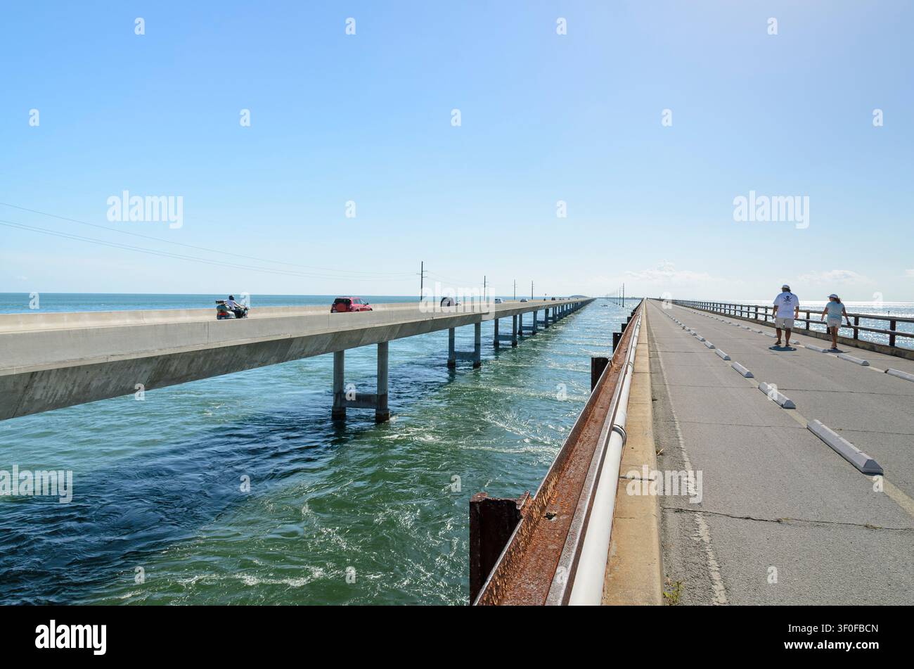 Die Seven Mile Bridge (links) ist die längste Brücke der Overseas Highway, die die 40 Inseln der Florida Keys verbindet. Auf der rechten Seite ist die Alte Stockfoto
