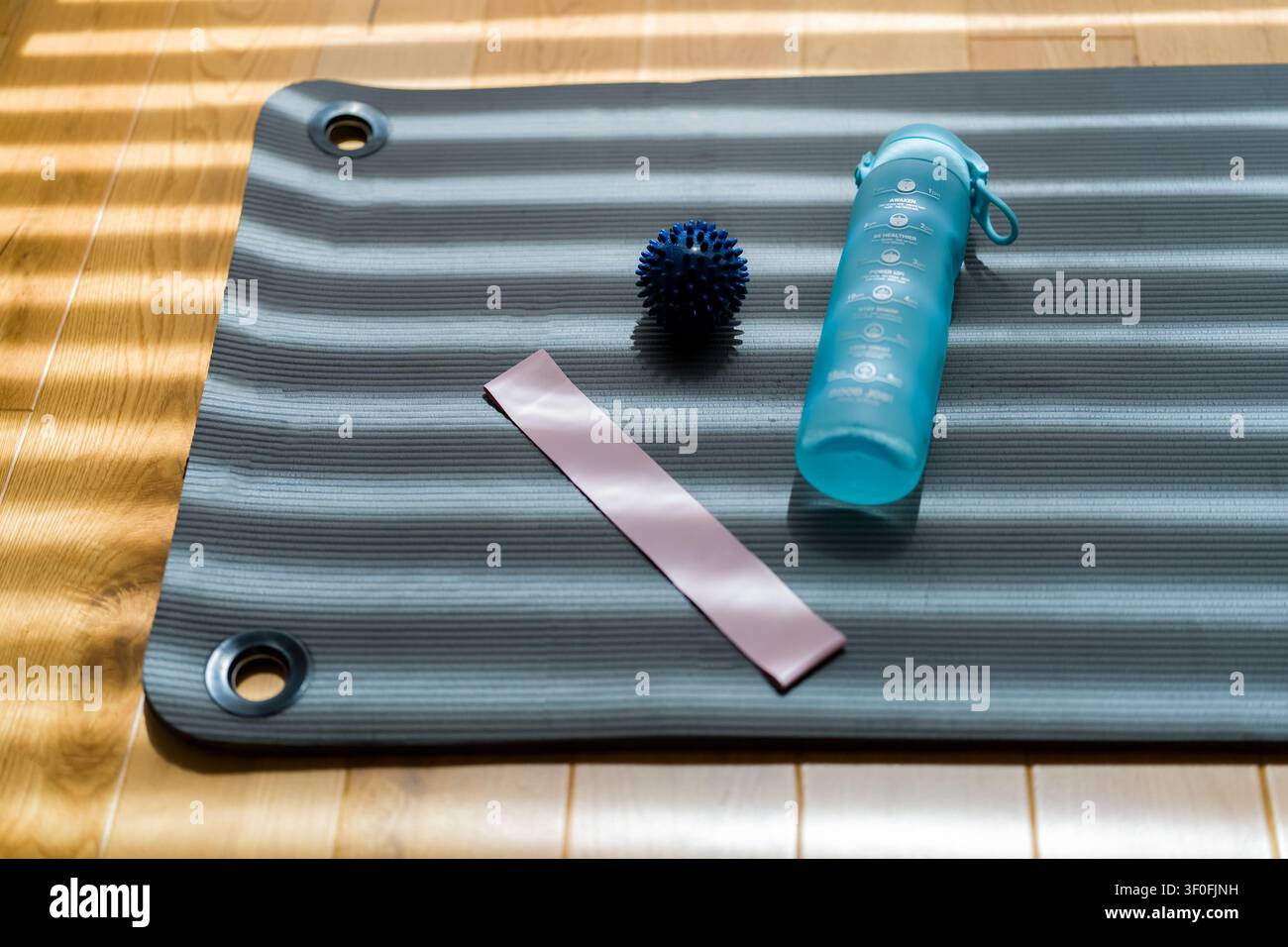Yogamatte mit Schaumstoffrolle und Widerstandsbänder Stockfoto