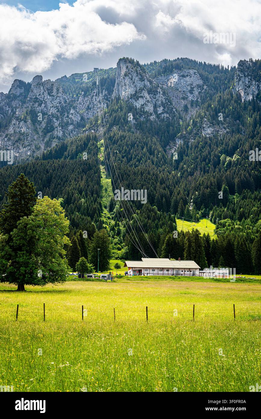 Die Region Tegelberg im Ostallgäu vereint schroffe Alpen Gipfel und ein weitläufiges Seengebiet zu einer spektakulären Landschaft. Direkt am Fuße des Mo Stockfoto