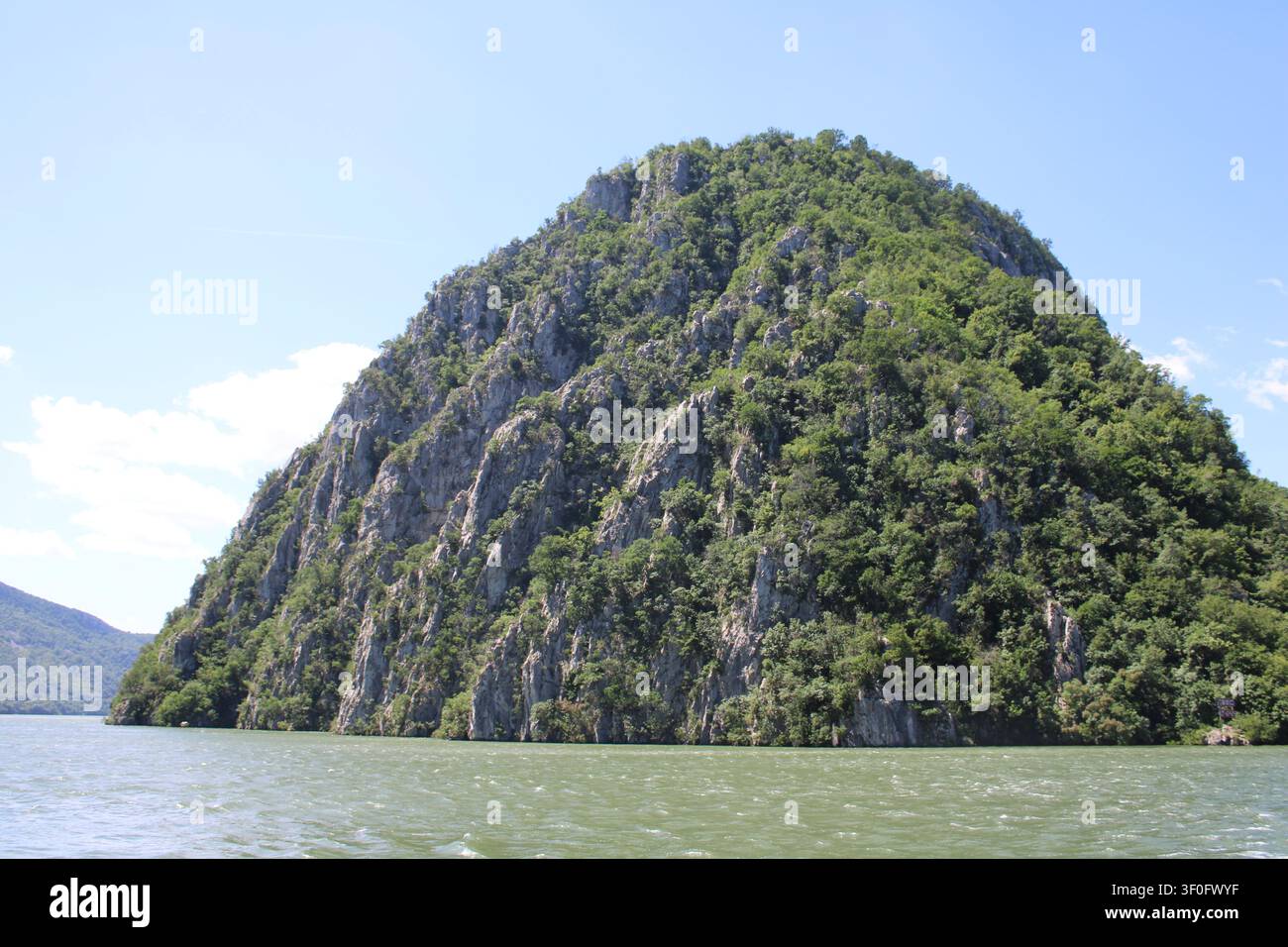 Auf einer Bootsfahrt auf der Donau, in der berühmten Eiserner-Tor-Schlucht, dem engsten Teil der Donau. Nahe Orsova, Rumänien, Südosteuropa. Stockfoto