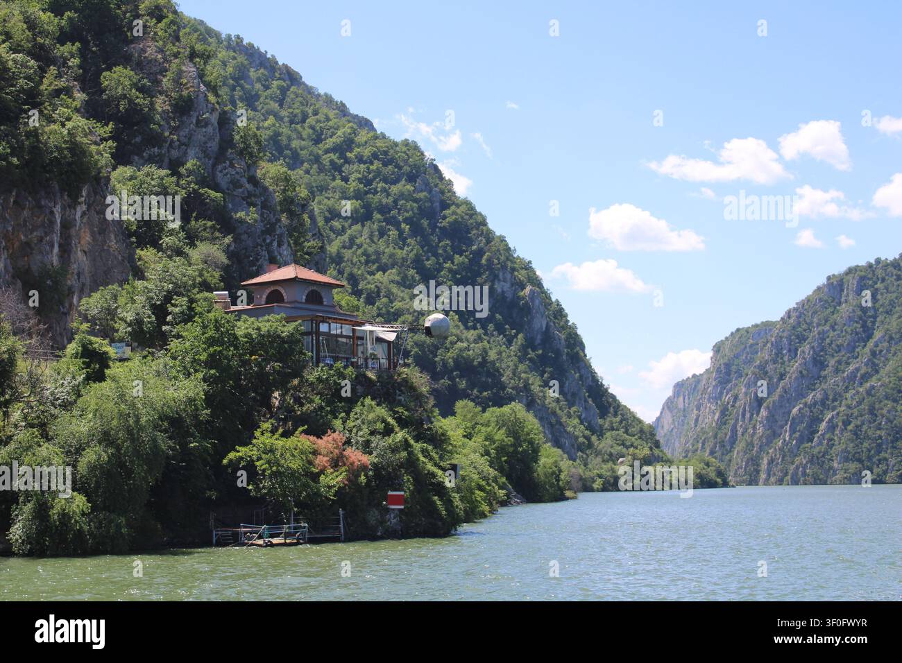 Auf einer Bootsfahrt auf der Donau, in der berühmten Eiserner-Tor-Schlucht, dem engsten Teil der Donau. Nahe Orsova, Rumänien, Südosteuropa. Stockfoto