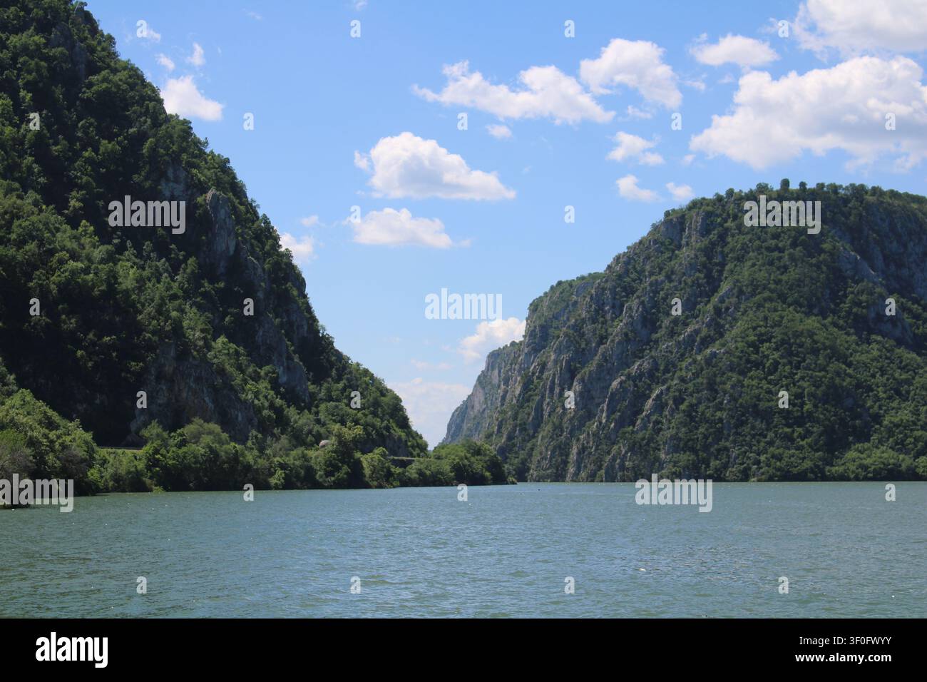 Auf einer Bootsfahrt auf der Donau, in der berühmten Eiserner-Tor-Schlucht, dem engsten Teil der Donau. Nahe Orsova, Rumänien, Südosteuropa. Stockfoto
