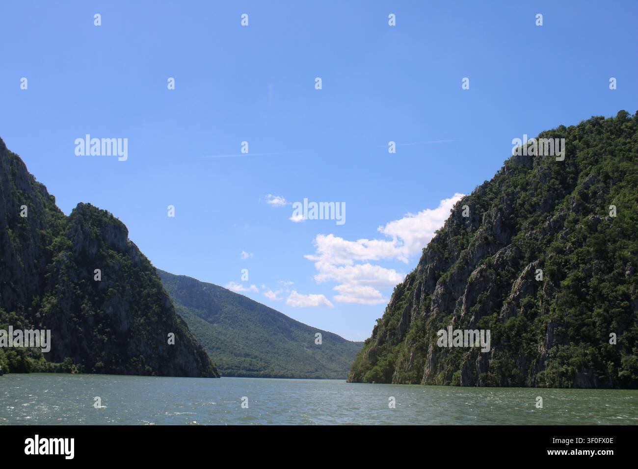 Auf einer Bootsfahrt auf der Donau, in der berühmten Eiserner-Tor-Schlucht, dem engsten Teil der Donau. Nahe Orsova, Rumänien, Südosteuropa. Stockfoto