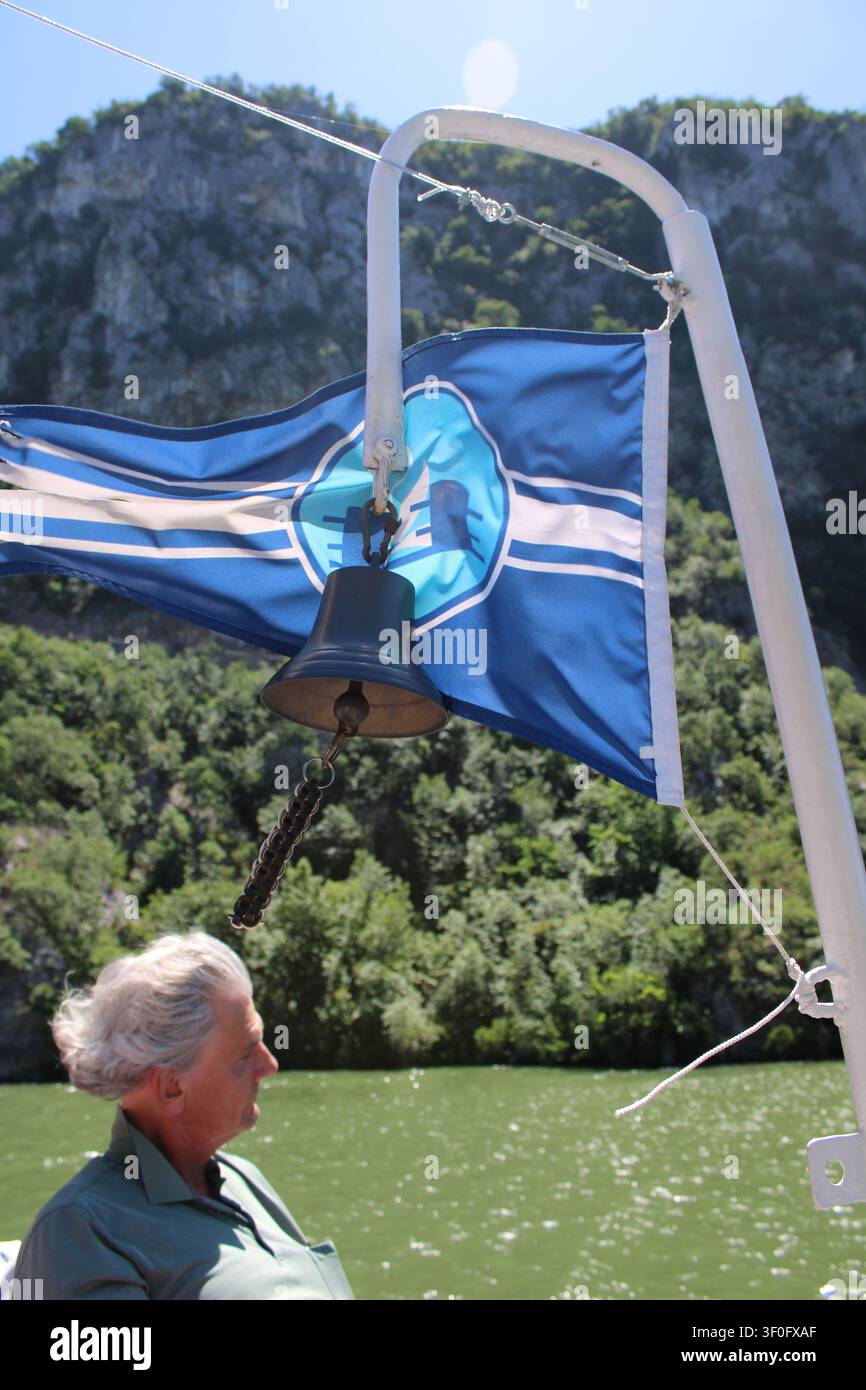 Orsova, Rumänien: Windrose am Bug eines Ausflugsbootes  Es weht ein starker Wind. Auf einer Bootsfahrt auf der Donau, in der berühmten Eisernen Pforte. Stockfoto
