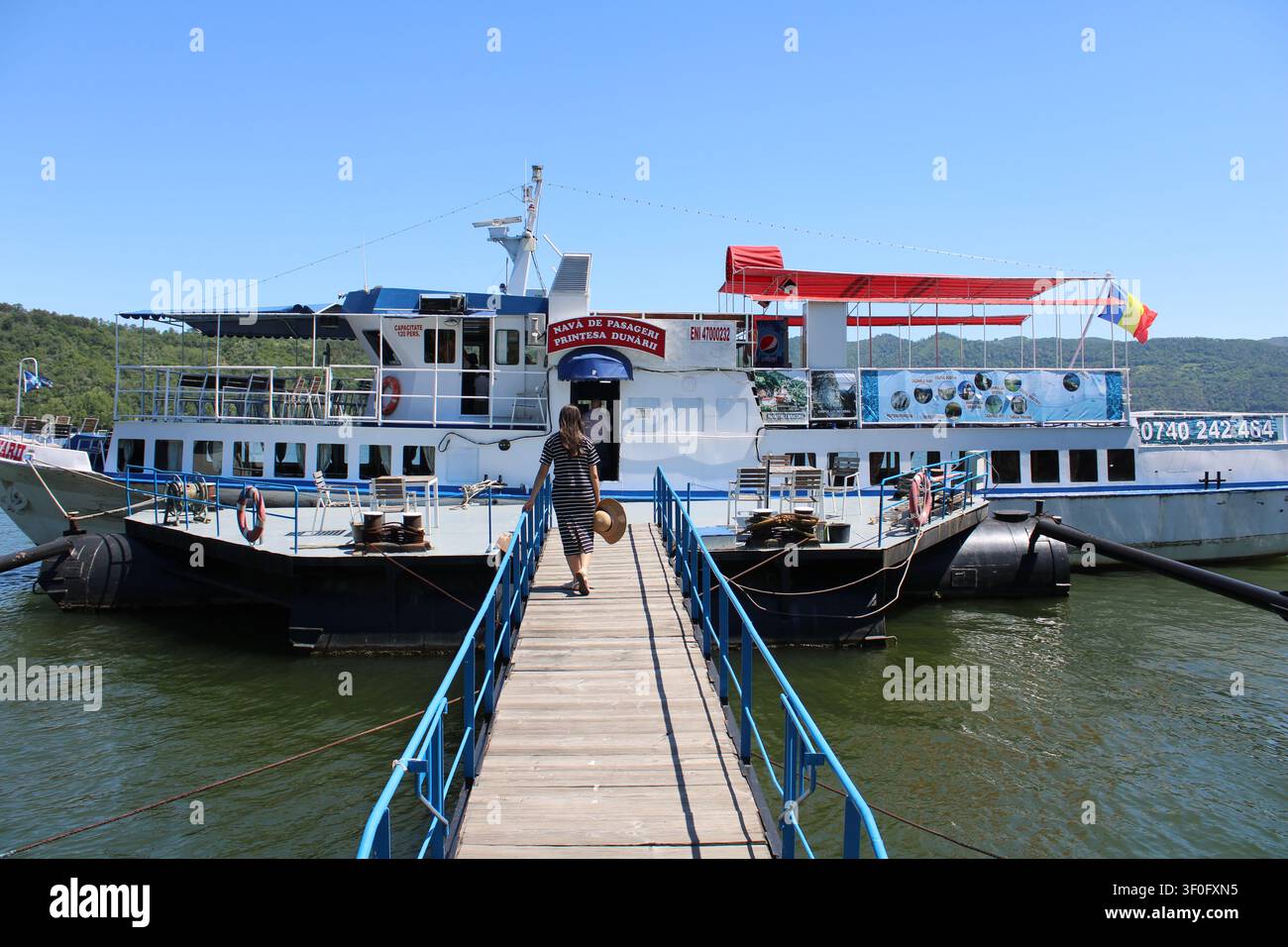 Orsova, Rumänien: Das Flusskreuzfahrtschiff Printesa Dunarii. Es bietet Bootsfahrten auf der Donau, in der berühmten Eisernen Pforte. Südosteuropa. Stockfoto