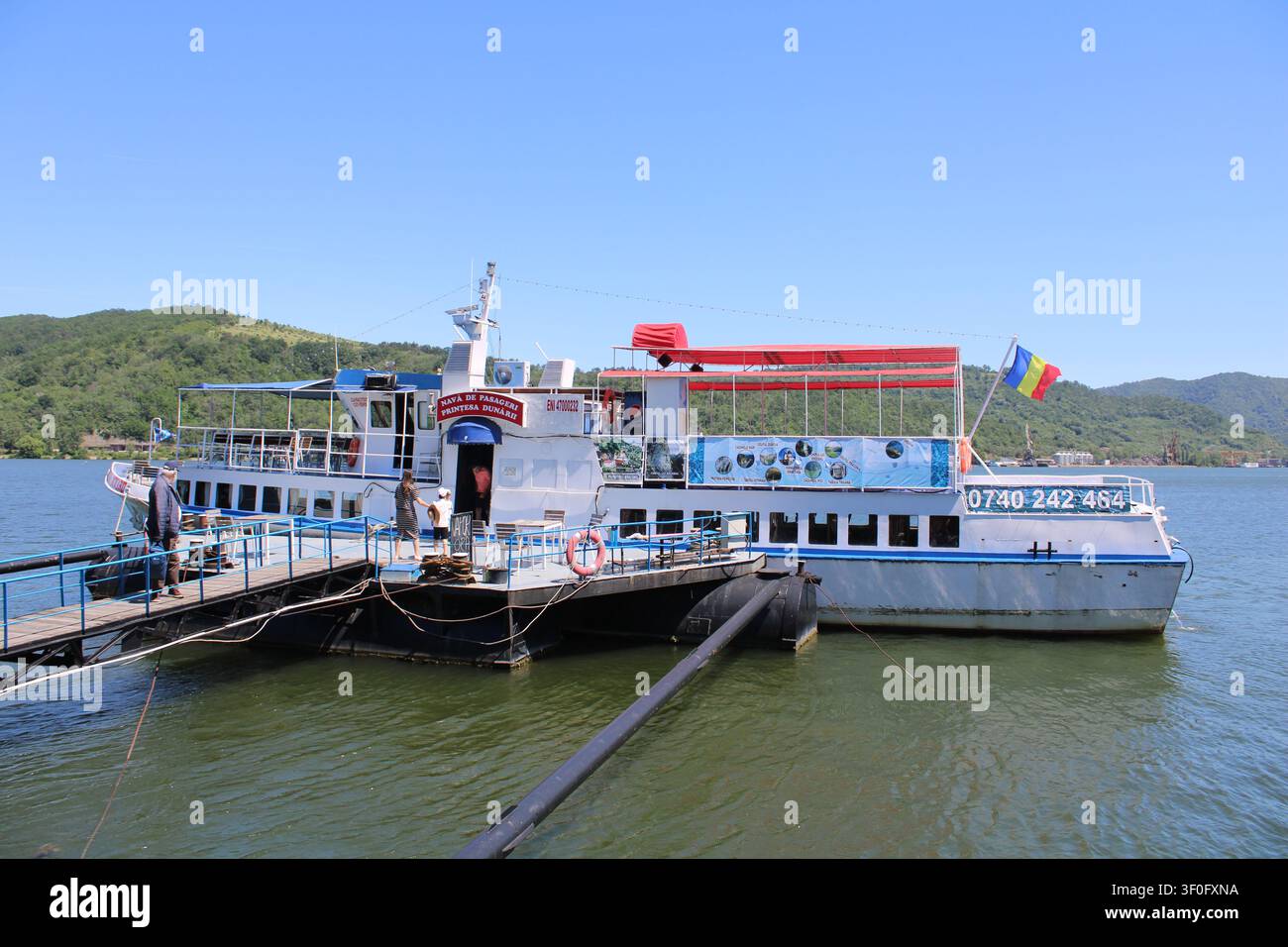 Orsova, Rumänien: Das Flusskreuzfahrtschiff Printesa Dunarii. Es bietet Bootsfahrten auf der Donau, in der berühmten Eisernen Pforte. Südosteuropa. Stockfoto