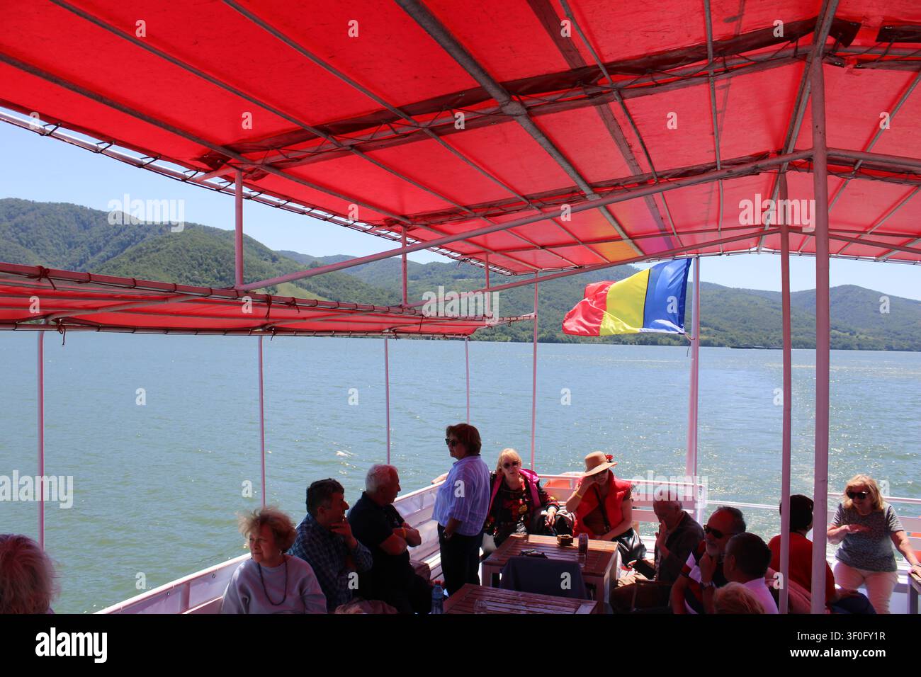 Orsova, Rumänien: Passagiere auf dem Deck eines Flusskreuzfahrtschiffes. Auf einer Bootsfahrt auf der Donau, in der berühmten Eisentürschlucht nahe Orsova, Rumänien, Europa. Stockfoto