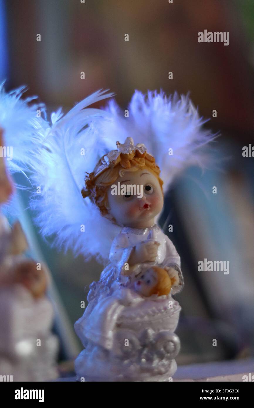 Eine zarte Baby-Engel-Figur mit einem weich verschwommenen Hintergrund, die Frieden, Hoffnung, Glaube und spirituelle Gelassenheit symbolisiert. Stockfoto
