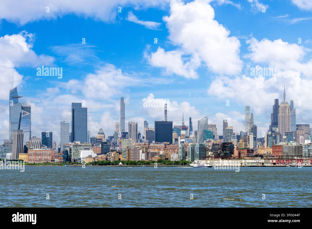 New York City Skyline, gesehen über dem Hudson River, mit Wolkenkratzern Manhattans in Lower Manhattan, New York, USA. Stockfoto