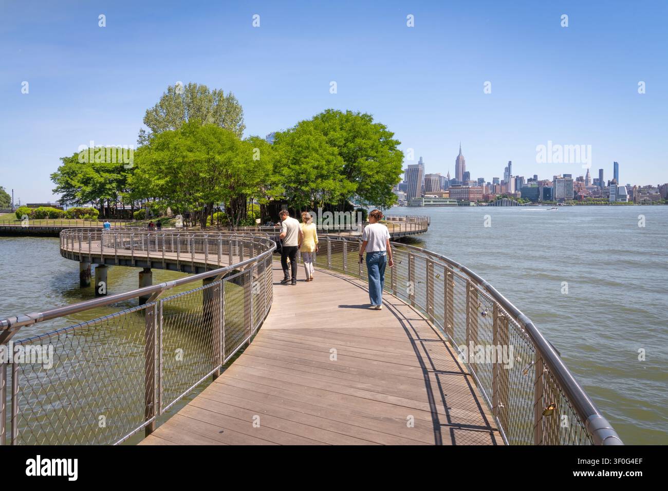 Pier C Park an der Uferpromenade von Hoboken und die Skyline von New York City auf der anderen Seite des Hudson River, Hoboken, New Jersey, USA. Stockfoto