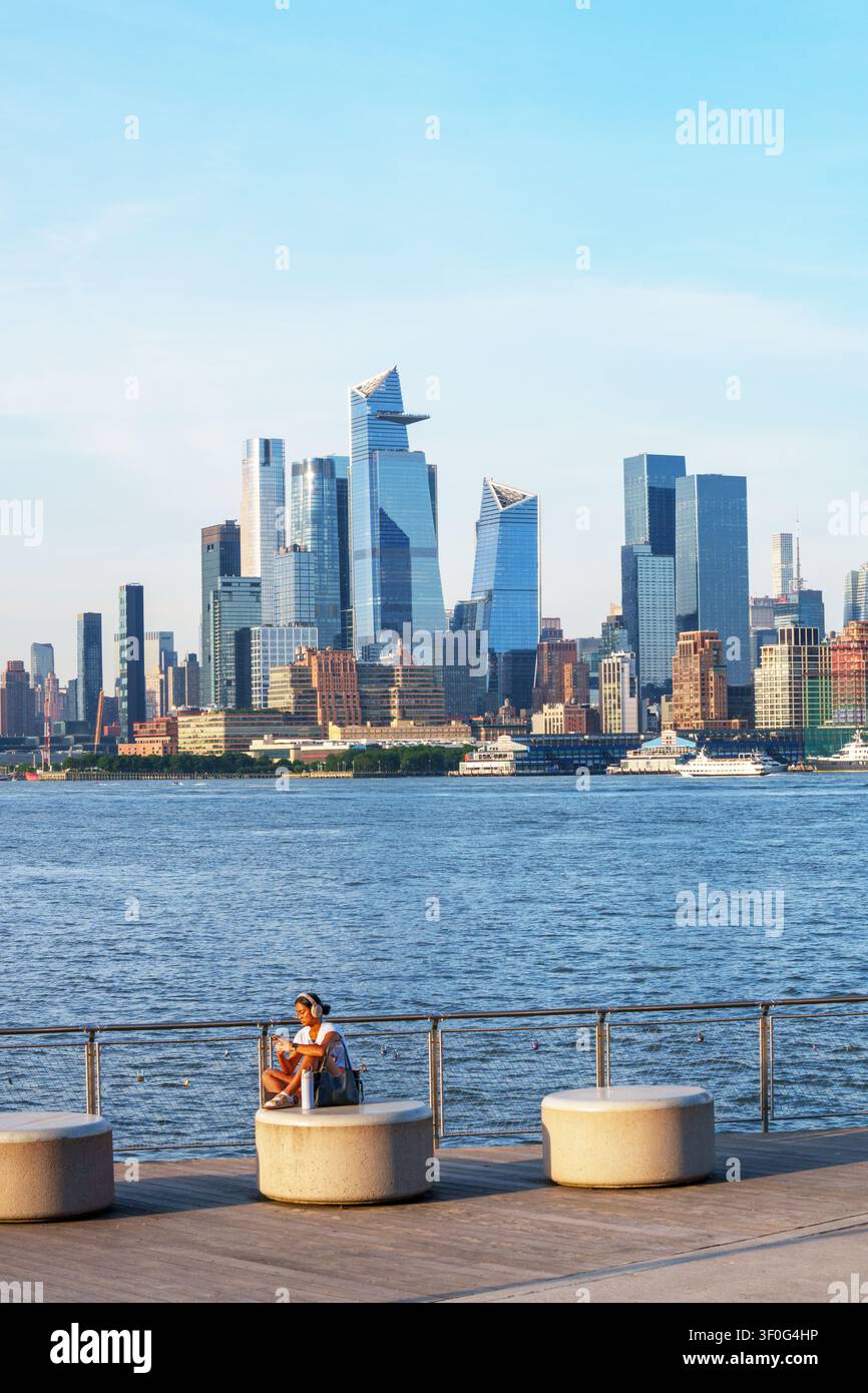 Pier C Park an der Uferpromenade von Hoboken bei Dämmerung und die Skyline von New York City auf der anderen Seite des Hudson River, Hoboken, New Jersey, USA. Stockfoto