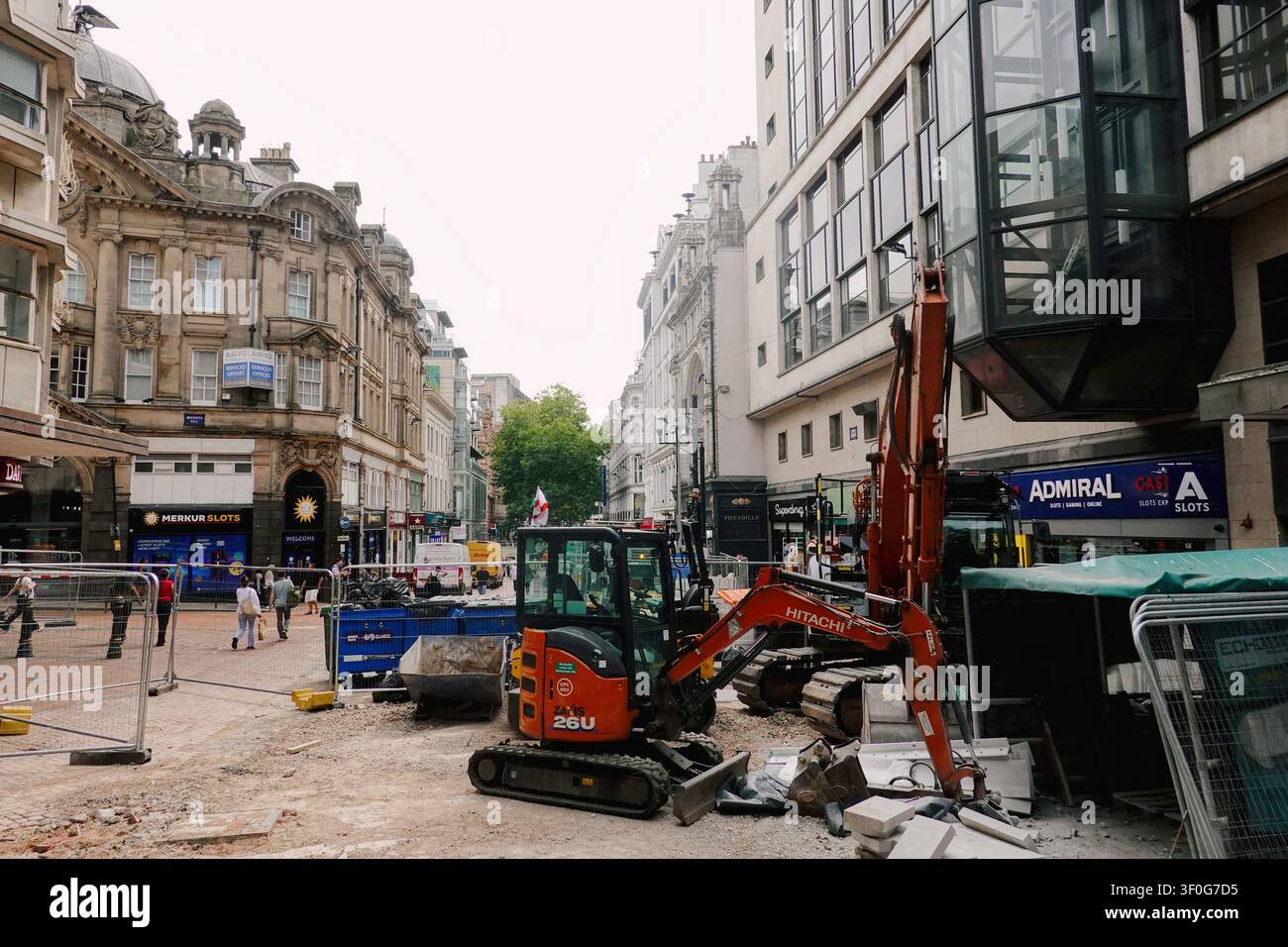 Hitachi-Mini-Bagger auf einer Baustelle an der New Street in Birmingham, UK Stockfoto