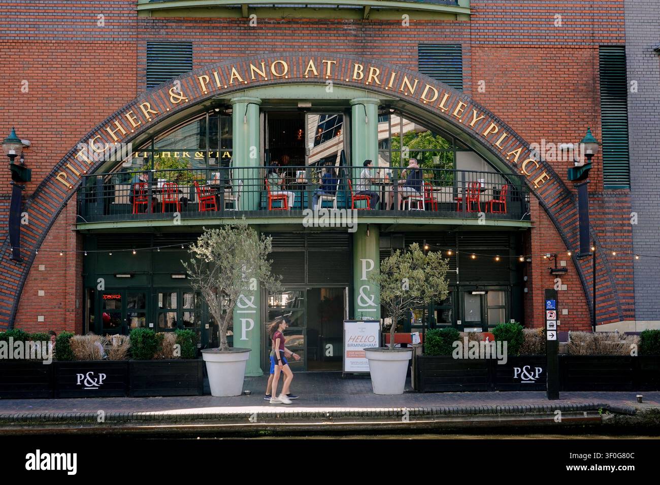 Die Uferfassade der Bar und des Restaurants Pitcher and Piano am Brindleyplace-Kanal in Birmingham, UK Stockfoto