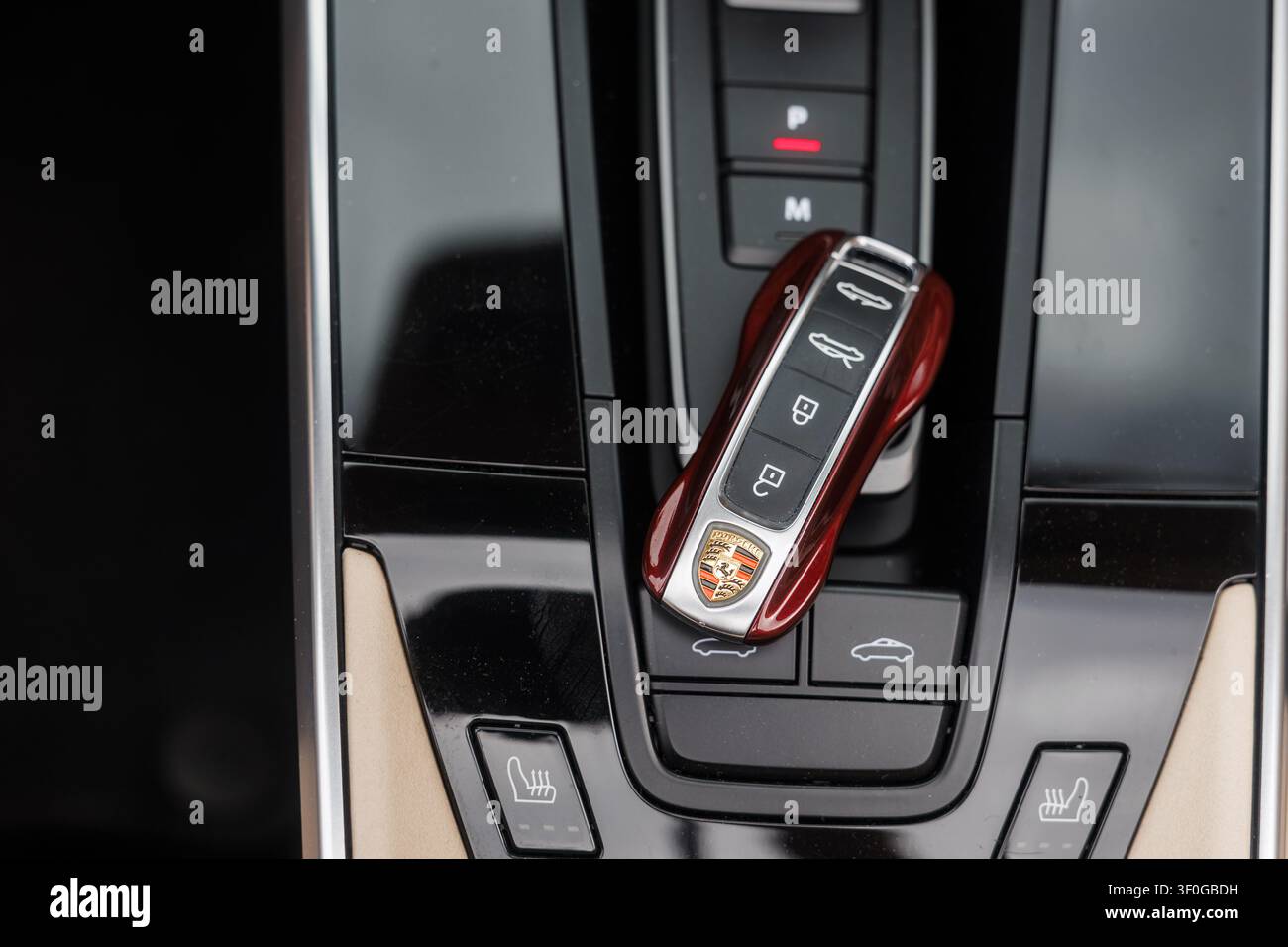 Ljubljana, Slowenien - 2. Juni 2026: Ein Porsche 911 Targa 4S-Schlüssel liegt auf der Mittelkonsole eines Premium-Sportwagens und unterstreicht den Luxus Stockfoto
