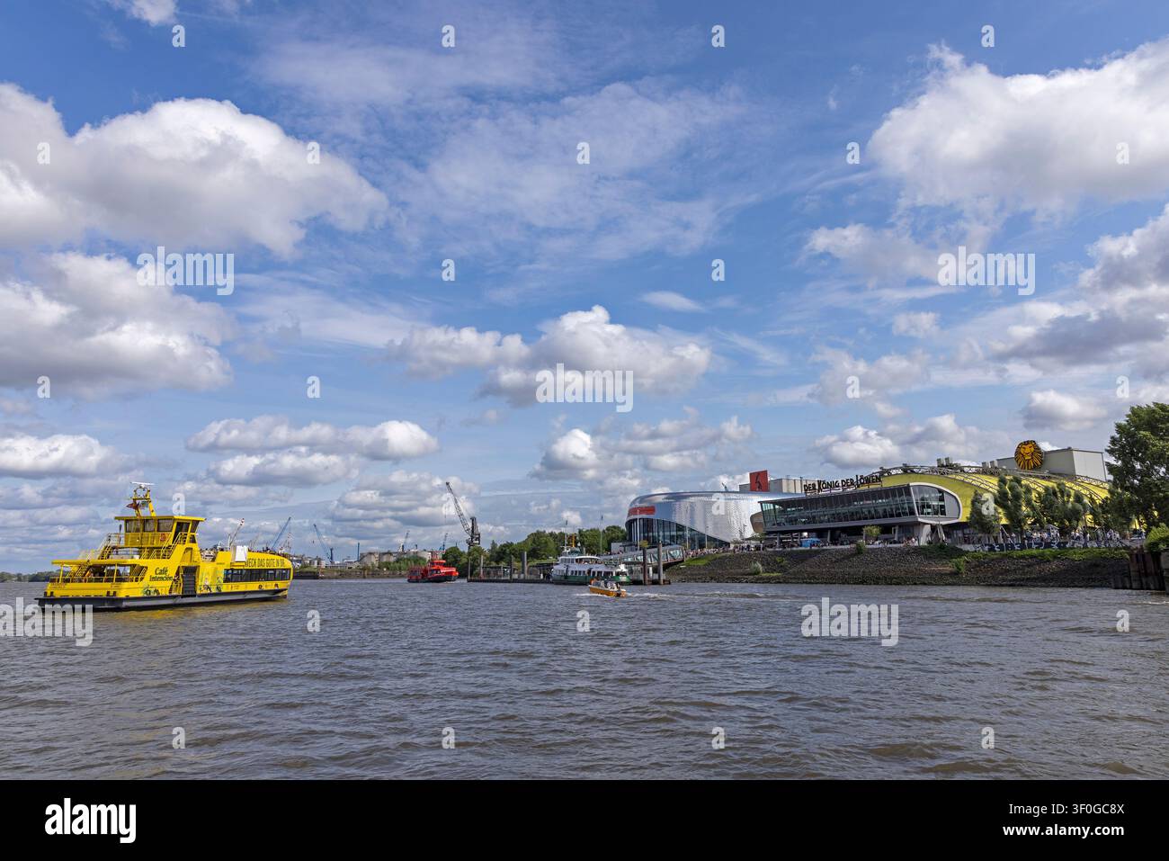Fähre, Theater im Hafen, Wolken, Elbe, Hamburg, Deutschland Stockfoto