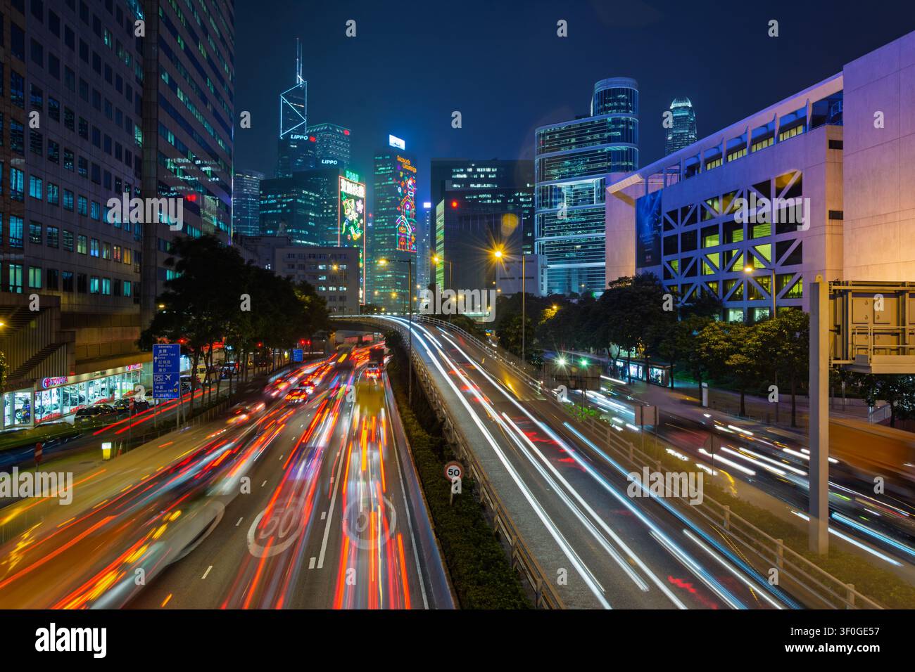Hong Kong, China. 10. Dezember 2013, Hongkong-Stadt mit regem Verkehr bei Nacht Stockfoto
