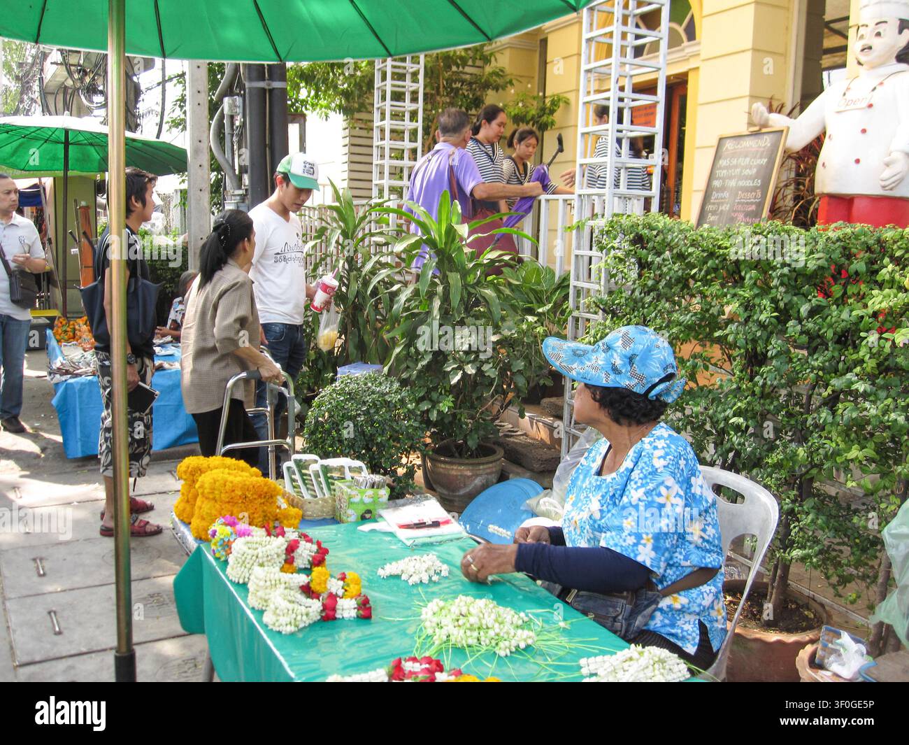Bangkok, Thailand. 14. Dezember 2013, Bangkok-Straßenhändler verkauft Blumenkränze Stockfoto