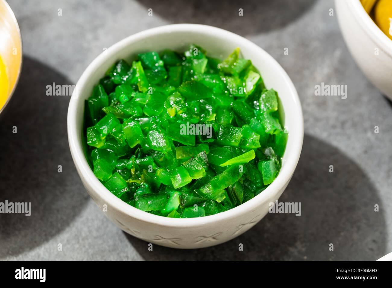 Hausgemachte Chicago-Style Neon-Grüne Essiggurken-Relish in einer Schüssel Stockfoto