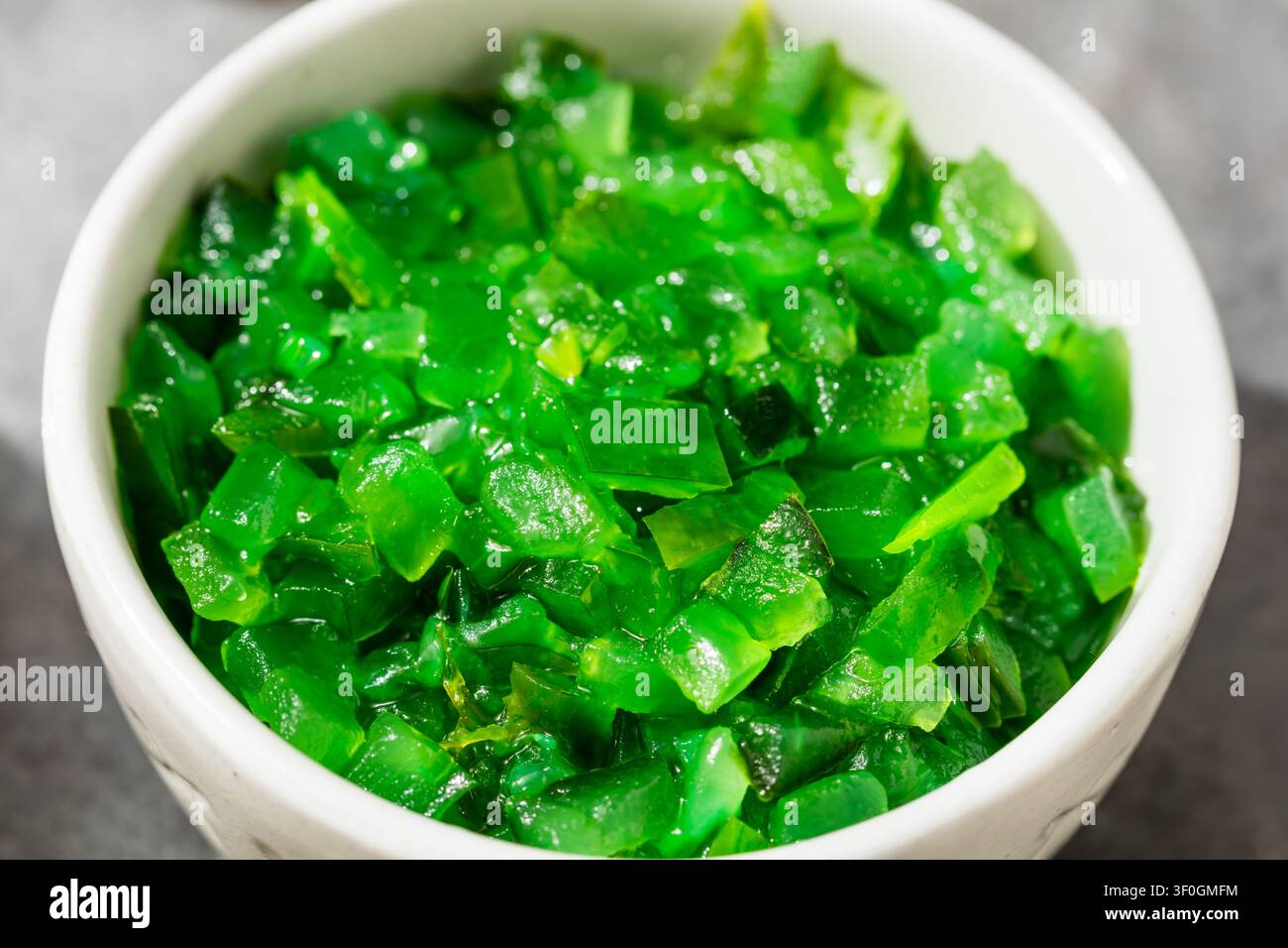 Hausgemachte Chicago-Style Neon-Grüne Essiggurken-Relish in einer Schüssel Stockfoto