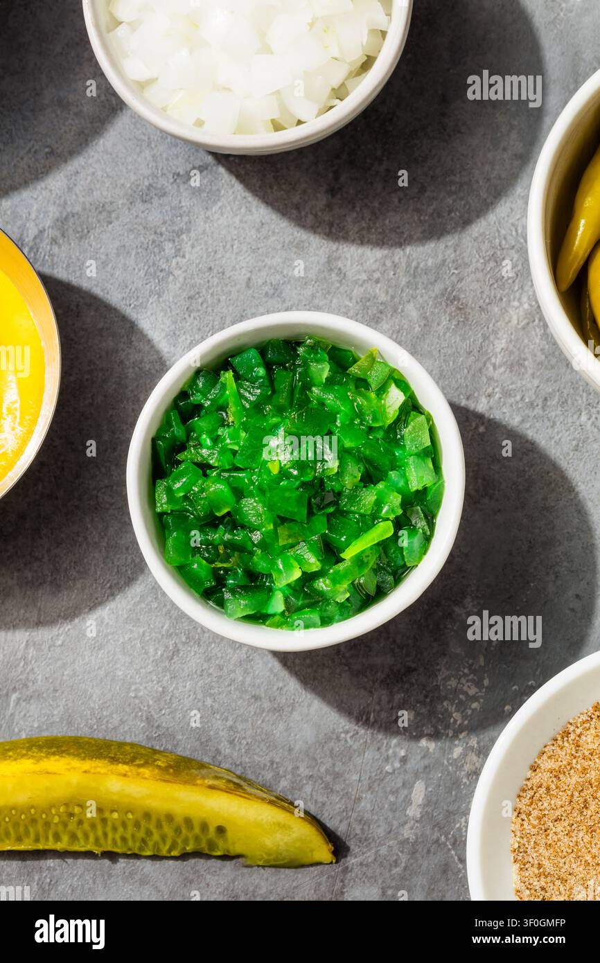 Hausgemachte Chicago-Style Neon-Grüne Essiggurken-Relish in einer Schüssel Stockfoto