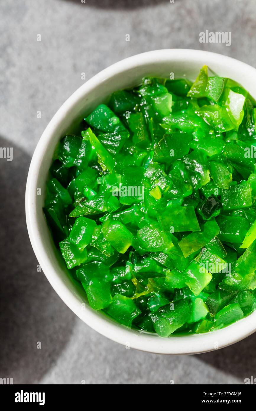 Hausgemachte Chicago-Style Neon-Grüne Essiggurken-Relish in einer Schüssel Stockfoto
