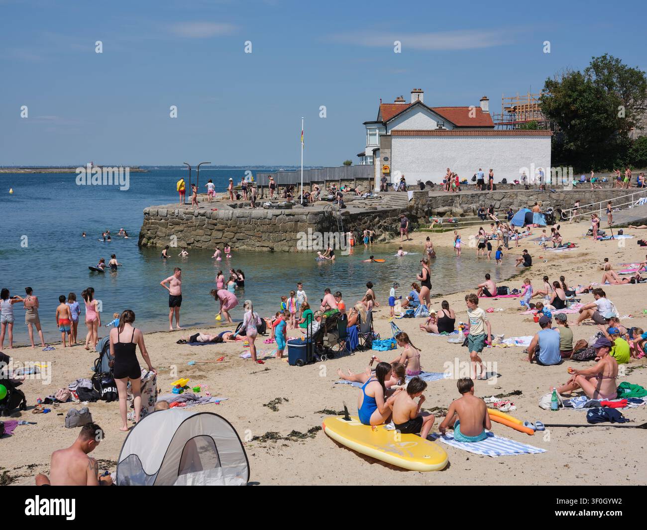 Ein belebter Strand im Badegebiet Sandycove in Dún Laoghaire, Süd-Dublin, Irland. Stockfoto