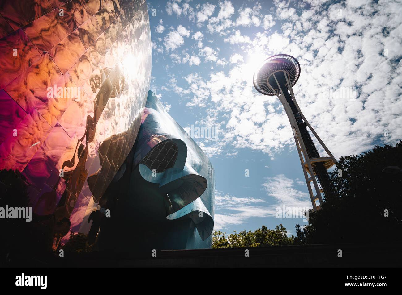 Niedrigwinkelaufnahme moderner Architektur in Seattle und des Space Needle Stockfoto