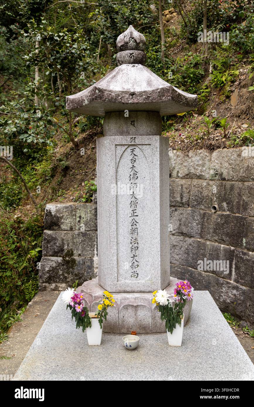 Kyoto, Japan - 13. April 2026: Ein historisches Gebäude und moosbedeckte Arhat-Statuen, die auf dem Gelände des buddhistischen Tempels Otagi Nenbutsu-ji ausgerichtet sind Stockfoto