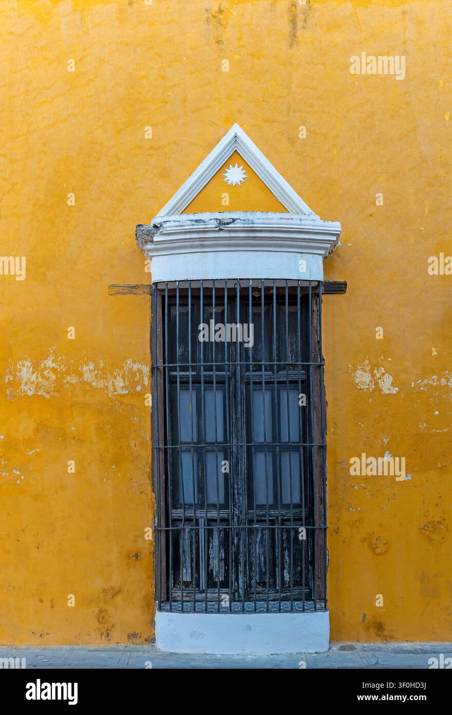 Fassade im Kolonialstil mit Fenster in San Cristobal de las Casas, Chiapas, Mexiko. Stockfoto