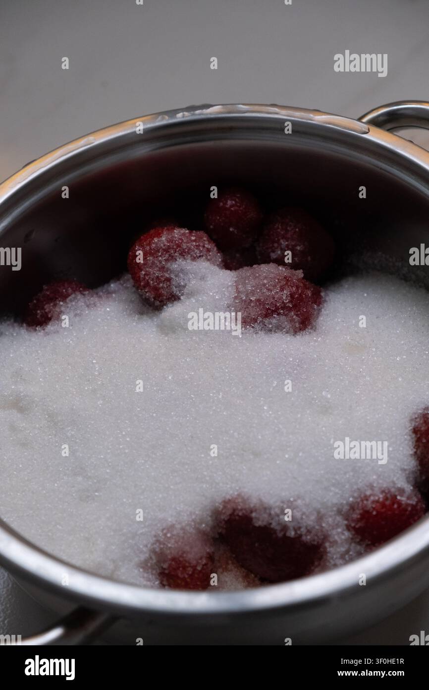 Natürliches hausgemachtes Erdbeermarmelade in einem Glas Stockfoto