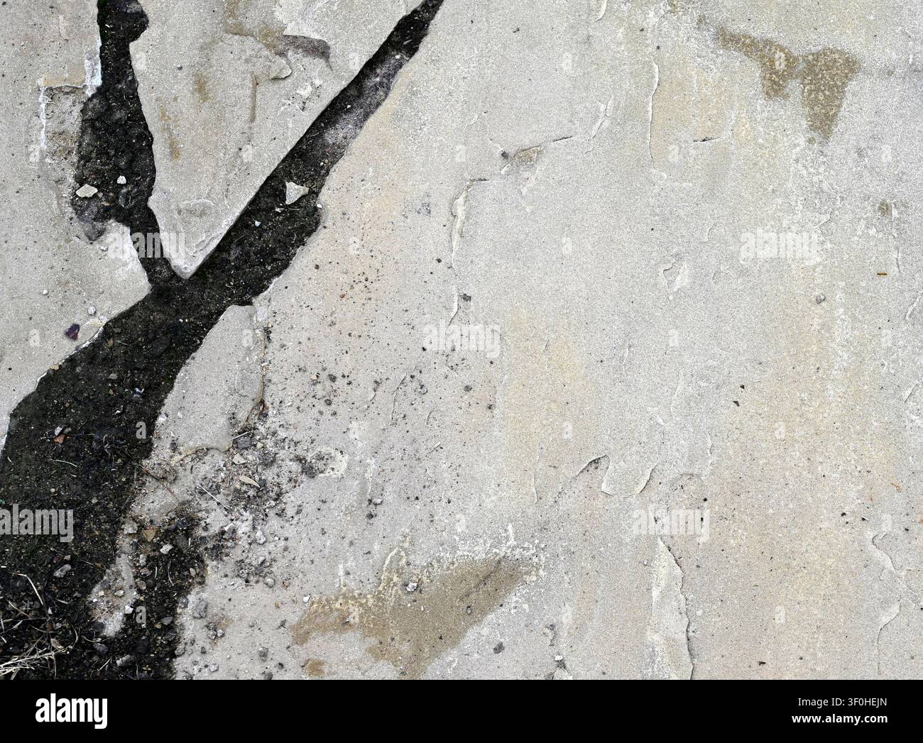 Horizontale Nahaufnahme einer verwitterten flachen hellgrauen Schiefersteinoberfläche mit poröser, rauer, unebener Textur, Oberflächenrissen, schwarzem Schmutz Stockfoto