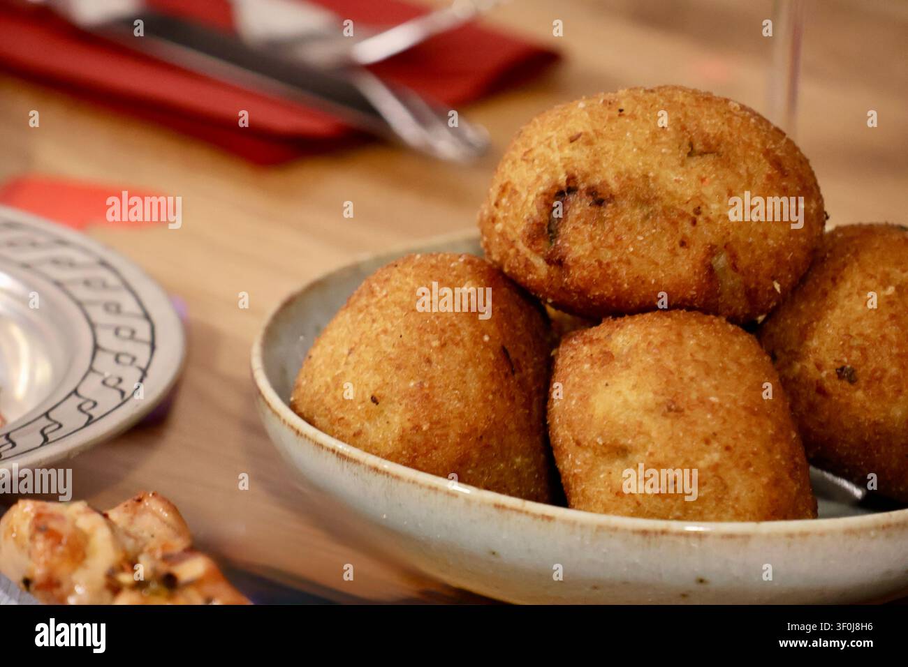Icli Kofte, tiefgebratene gefüllte Bulgur-Teigtaschen, türkische Kibbeh in einer Keramikschüssel serviert, traditionelle anatolische Spezialität Stockfoto